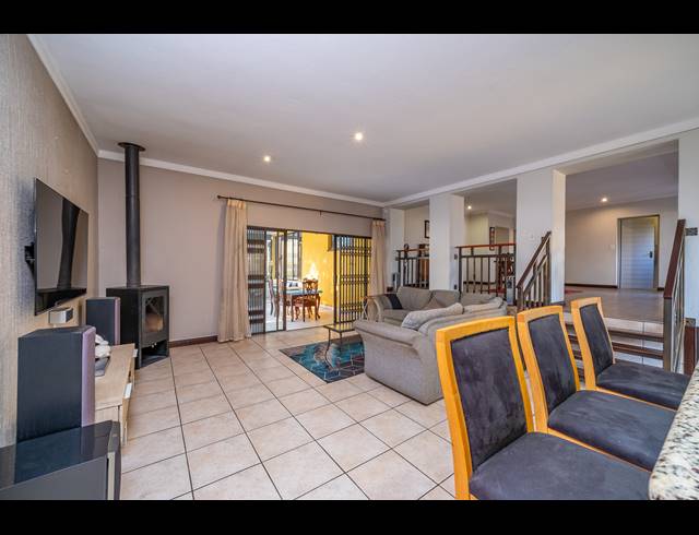 6 BEDROOM FREEHOLD FOR SALE IN ROBIN HILLS